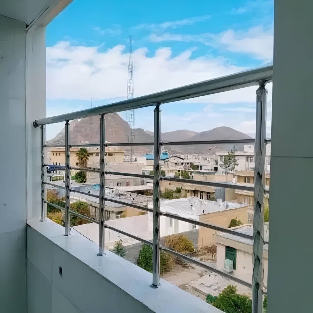 هندریل راه پله سفارشی آماده نصب کنار پله بازسازی شده