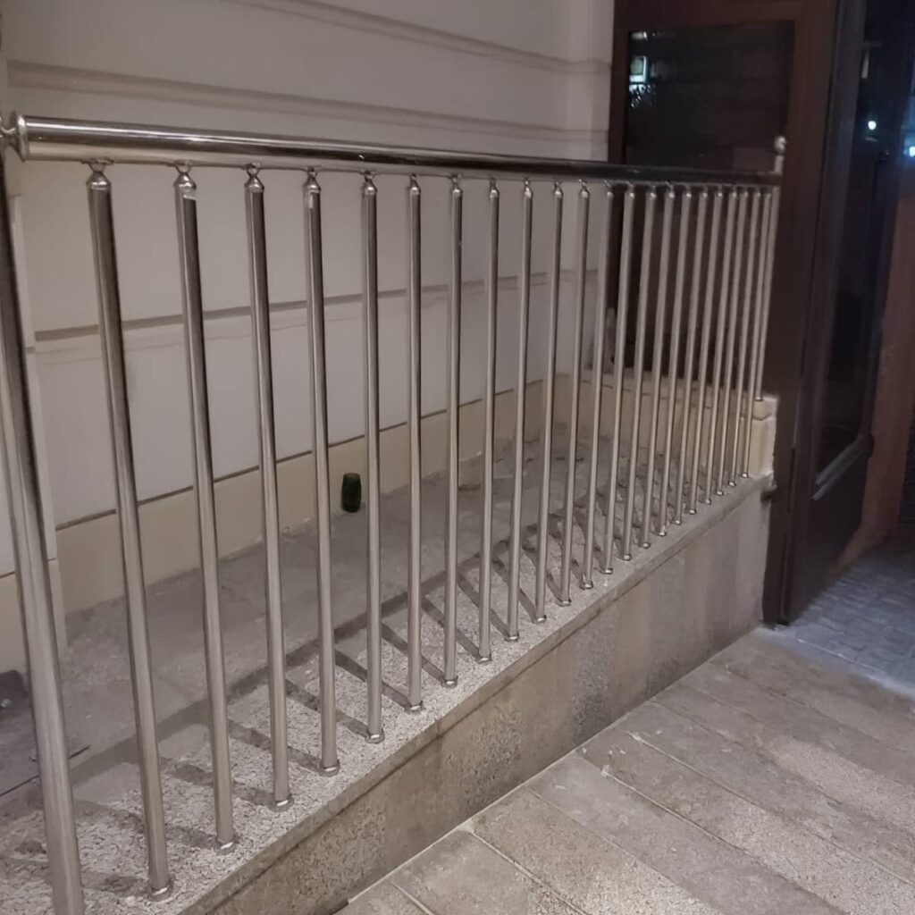 نرده بالکن مدرن برای رفت و آمد روزانه در استان فارس
