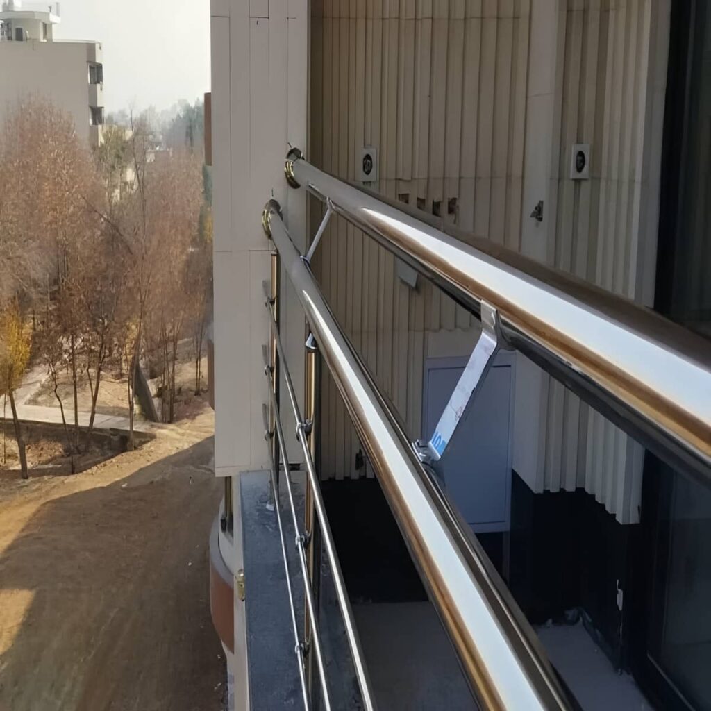 نرده بالکن با ابعاد متناسب برای رفت و آمد راحت در سمنان