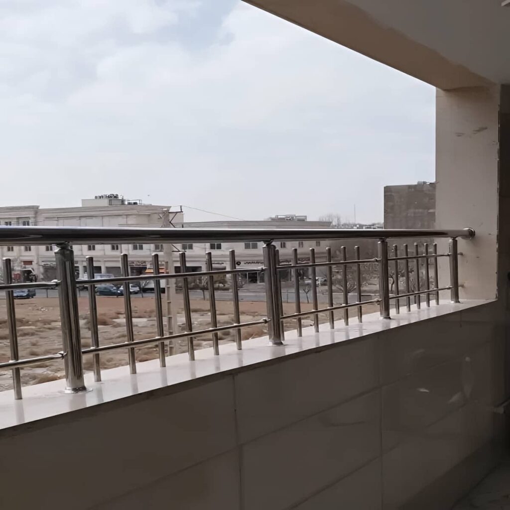 نرده کلاسیک بالکن با متریال و پرداخت دقیق