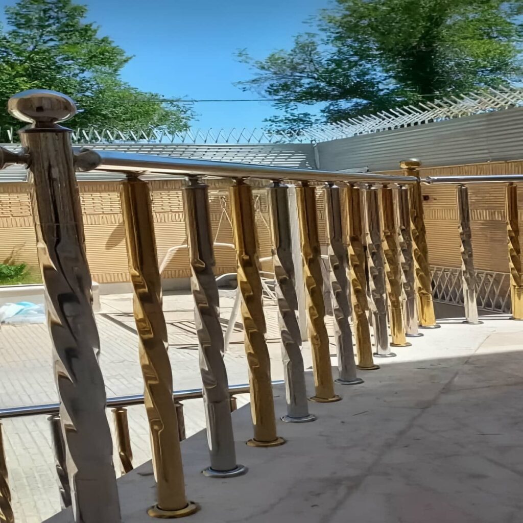 نرده کلاسیک بالکن در نمونه کار ساختمان لوکس