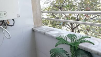 نرده راه پله آهنی مشکی نصب شده کنار پله داخلی