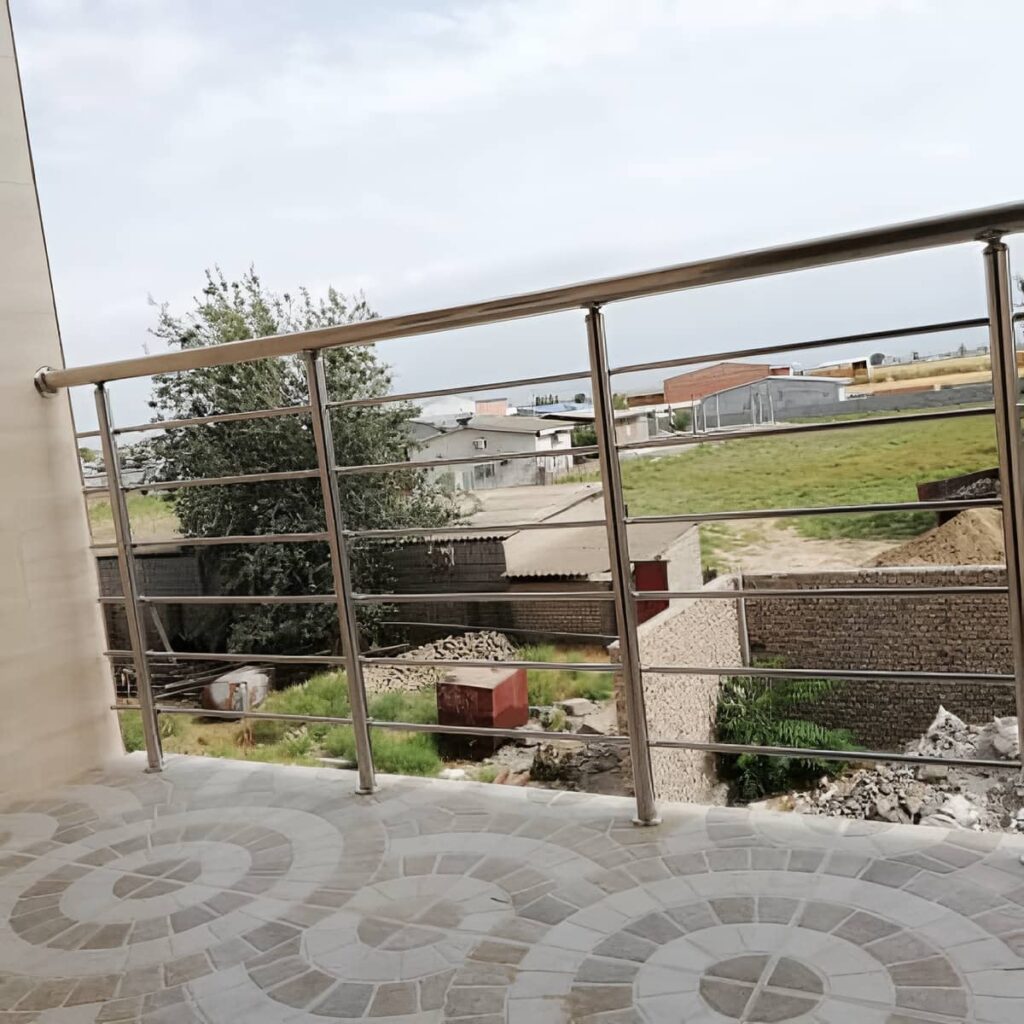 نرده بالکن نصب شده با فضای رفت و آمد باز در همدان