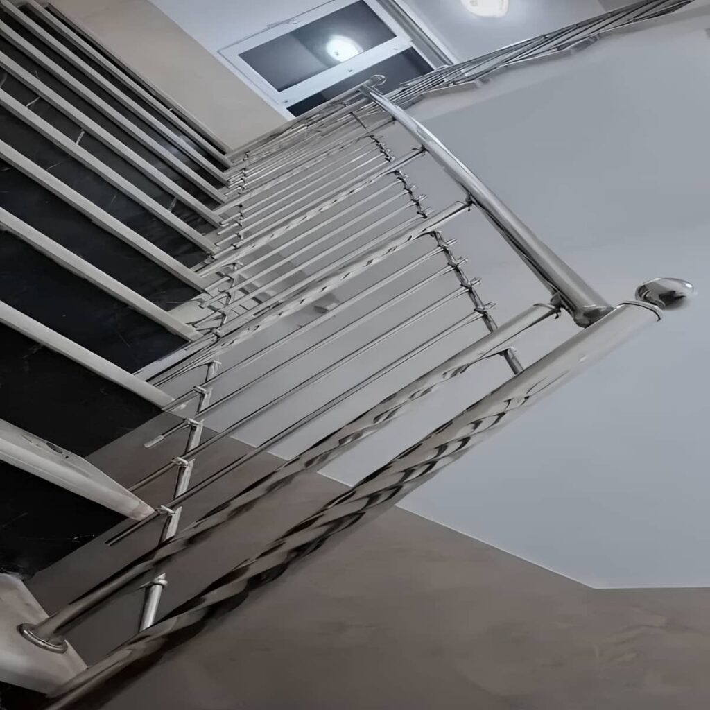 نرده استیل بالکن با سطح براق و اتصال منظم