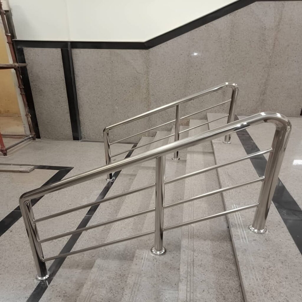 نرده استیل بالکن با متریال مناسب فضای باز