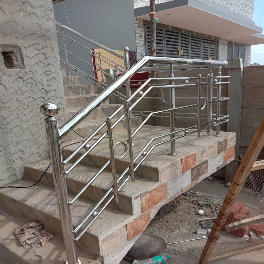 نرده استیل بالکن با اتصالات منظم و سطح یکدست