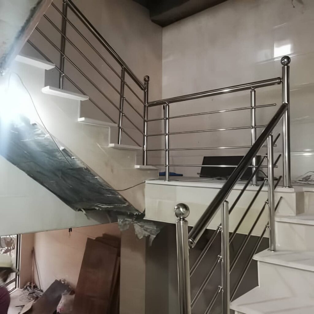 نرده استیل بالکن آماده اندازه گیری محل نصب