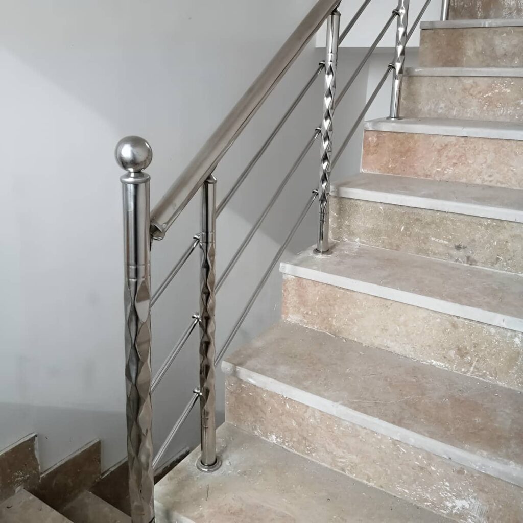 نرده استیل بالکن در نمونه کار ساختمان مسکونی