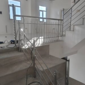 نرده استیل راه پله با پایه های منظم و اتصالات ایمن