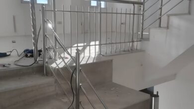 نرده استیل راه پله با پایه های منظم و اتصالات ایمن