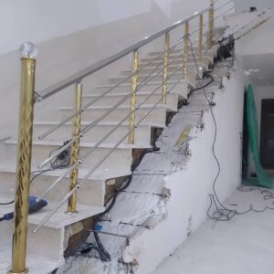 نرده استیل راه پله براق نصب شده کنار ورودی ساختمان