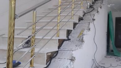 نرده استیل راه پله براق نصب شده کنار ورودی ساختمان