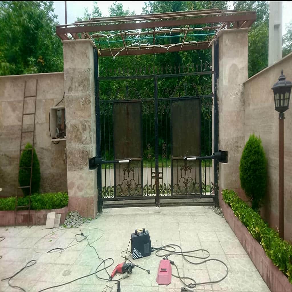 جک درب حیاط همراه بازوی فلزی آماده نصب
