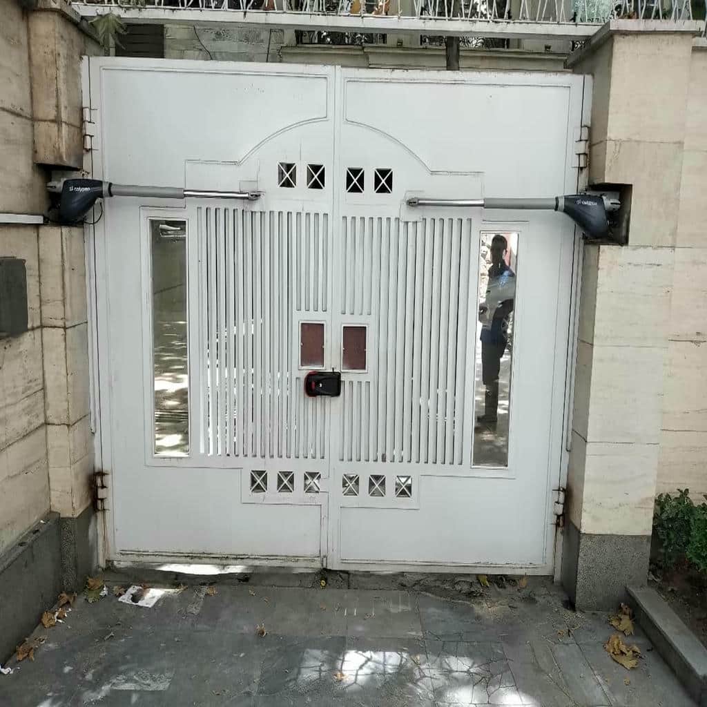 جک درب پارکینگ در استان آذربایجان غربی نصب شده روی درب خانه مسکونی