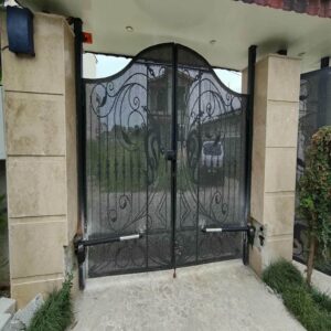 جک درب پارکینگ در استان خراسان رضوی با بازوی فلزی برای کنترل ورودی