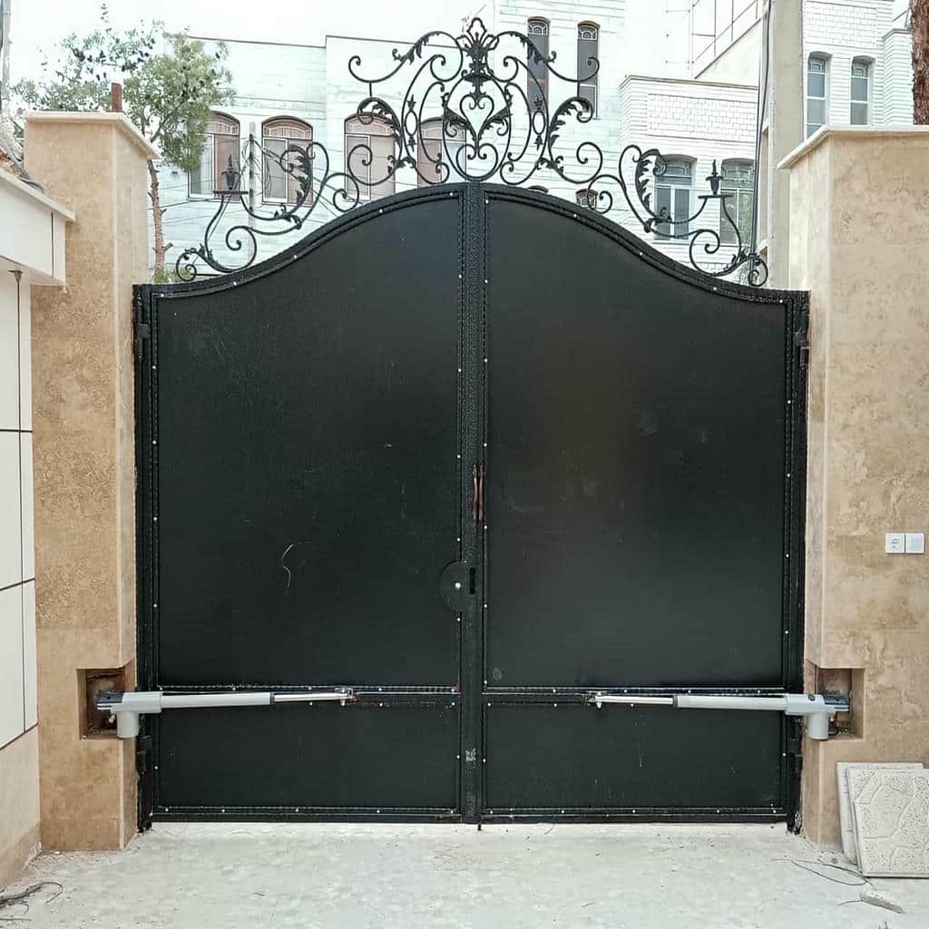 جک درب پارکینگ در استان گیلان نصب شده روی درب فلزی دو لنگه