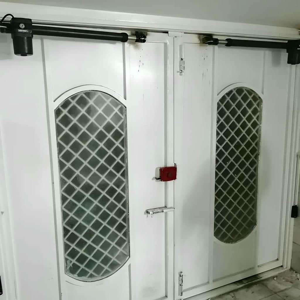 جک ریموت دار در مرحله مشاوره نمای مدرن