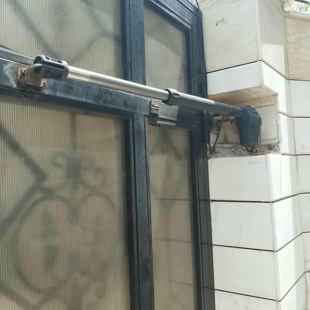 جک درب پارکینگ در سمنان با مدل بازویی برای رفت و آمد روزانه