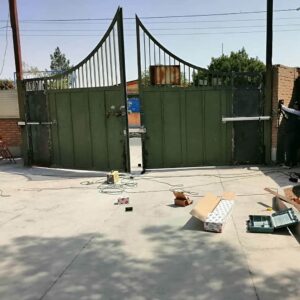 جک درب پارکینگ در یاسوج با بازوی فلزی برای کنترل ورودی ساختمان