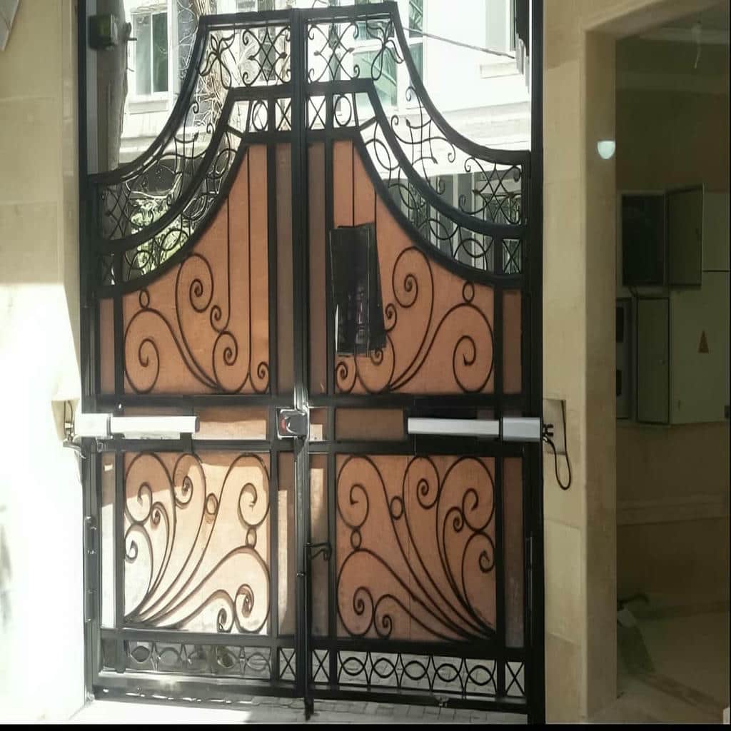 جک درب پارکینگ در ارومیه نصب شده روی درب ورودی باغ
