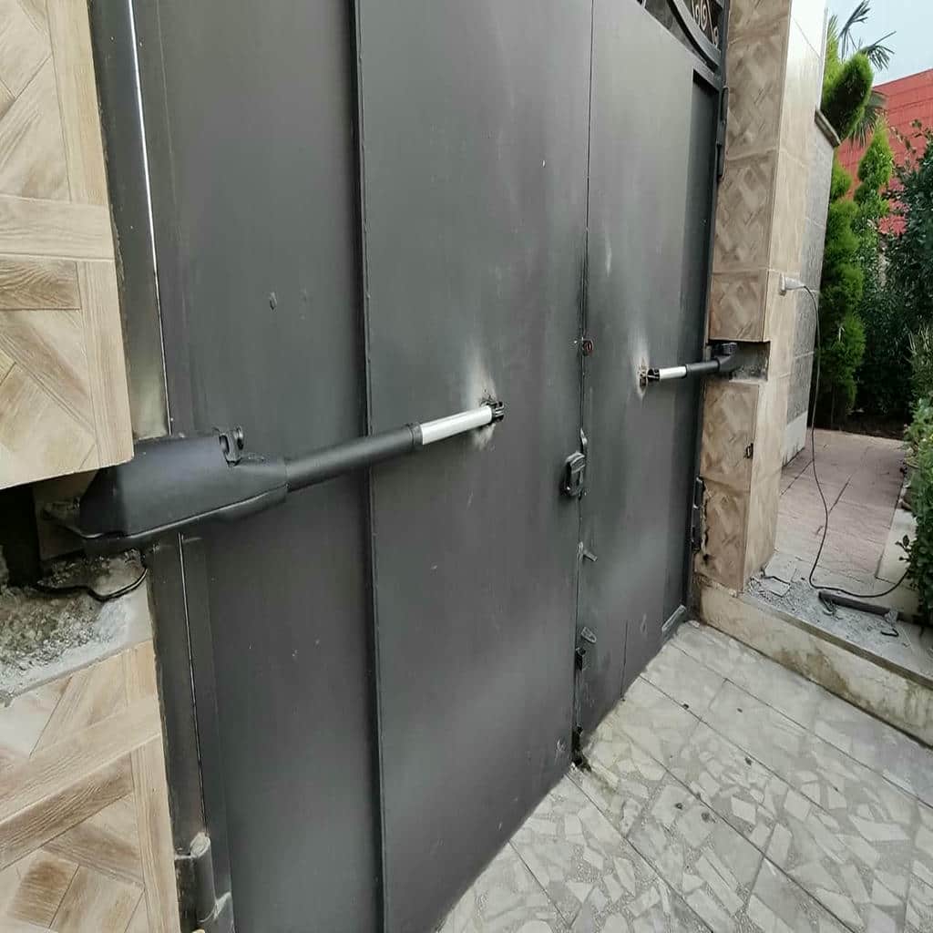جک درب پارکینگ در مرحله اندازه گیری محل نصب