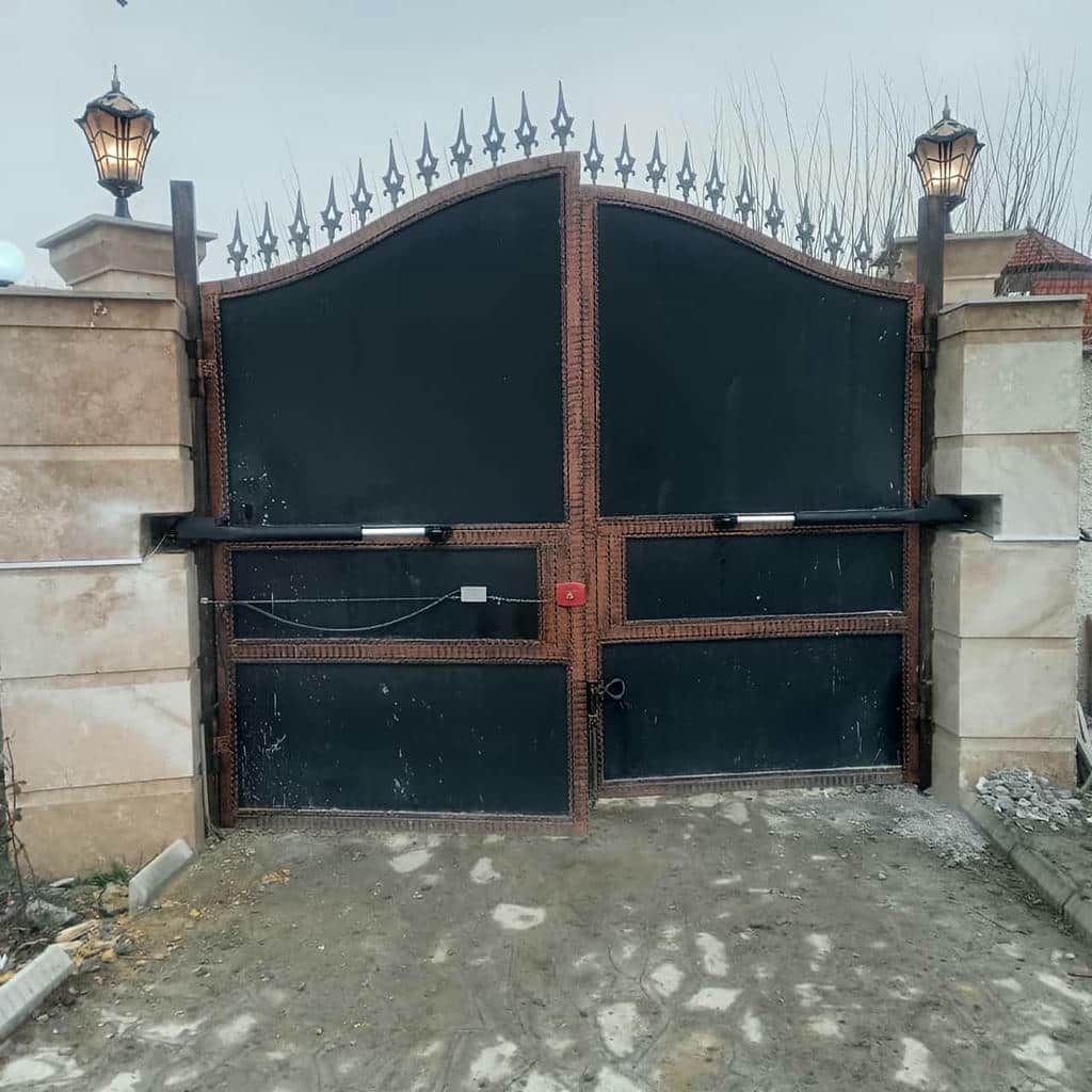 جک پارکینگی ریلی نصب شده روی ورودی باغ