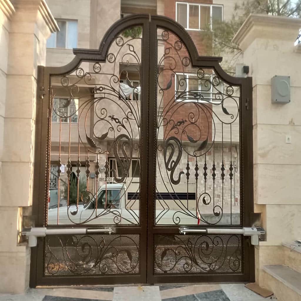 جک درب پارکینگ در کرمانشاه با بازوی فلزی برای کنترل ورودی ساختمان