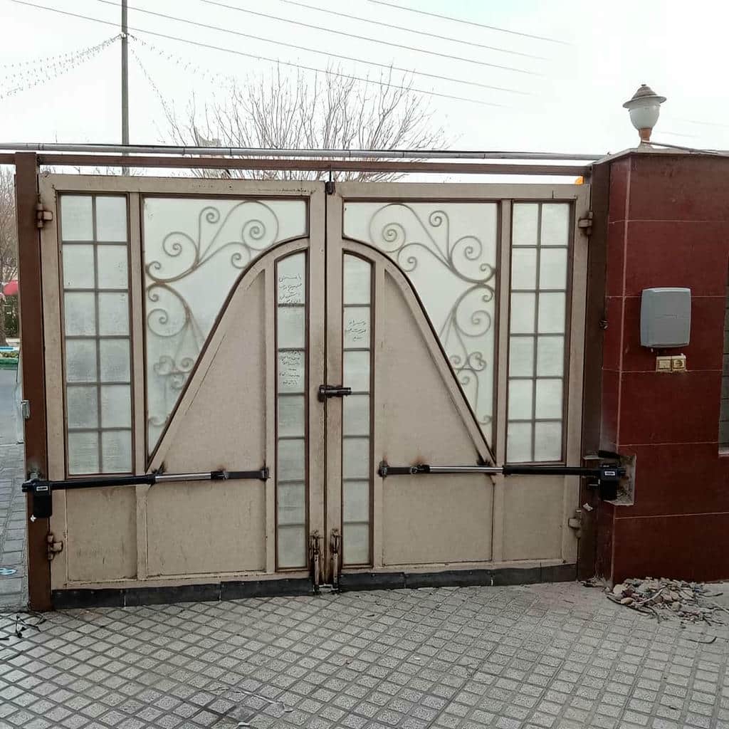 جک درب پارکینگ در بوشهر نصب شده روی درب مجتمع مسکونی