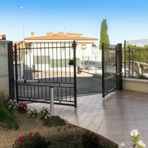 جک درب حیاط در مرحله اندازه گیری ابعاد سفارشی