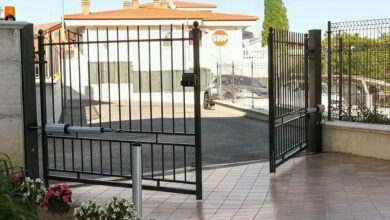 جک درب حیاط در مرحله اندازه گیری ابعاد سفارشی