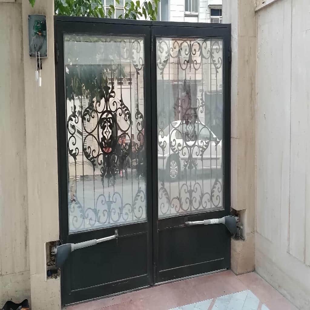 جک درب پارکینگ در استان مازندران نصب شده روی درب فلزی فضای محدود