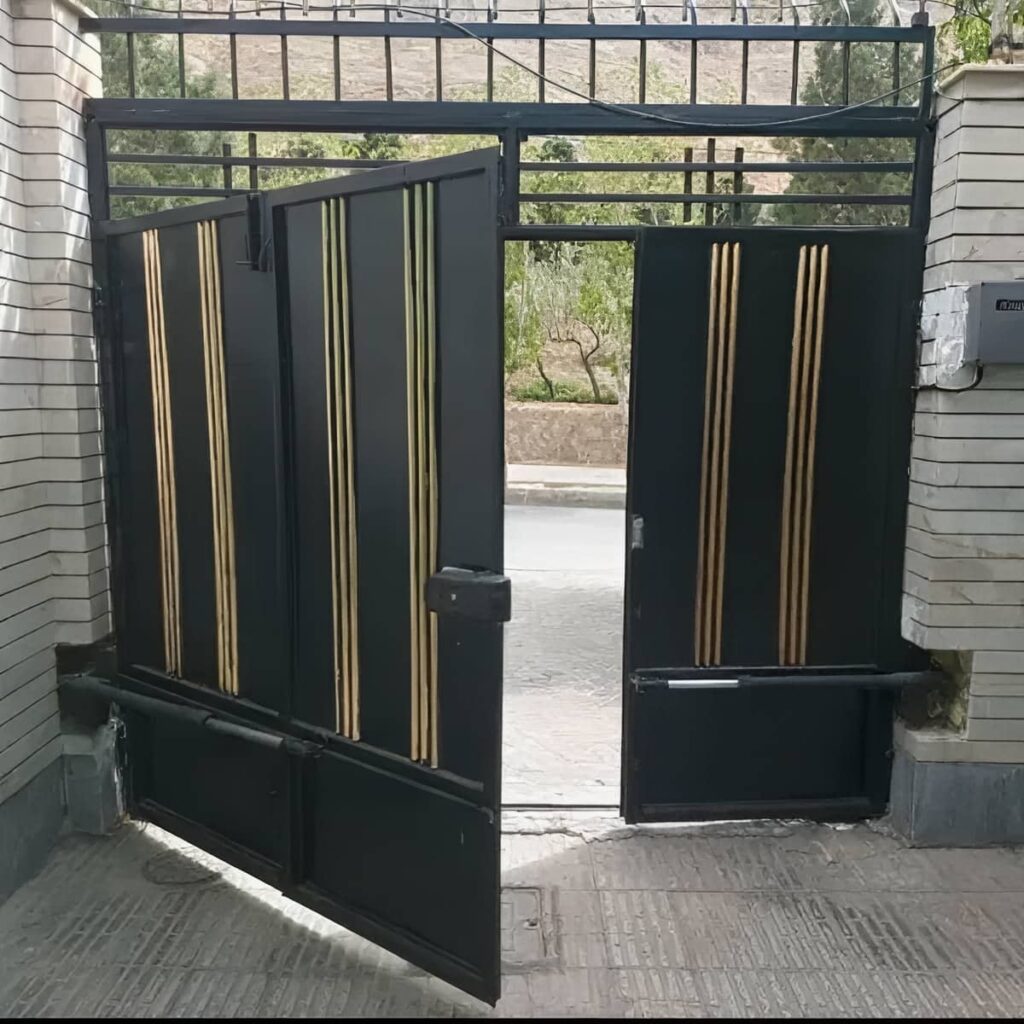 جک درب پارکینگ در استان یزد نصب شده روی درب ساختمان مسکونی