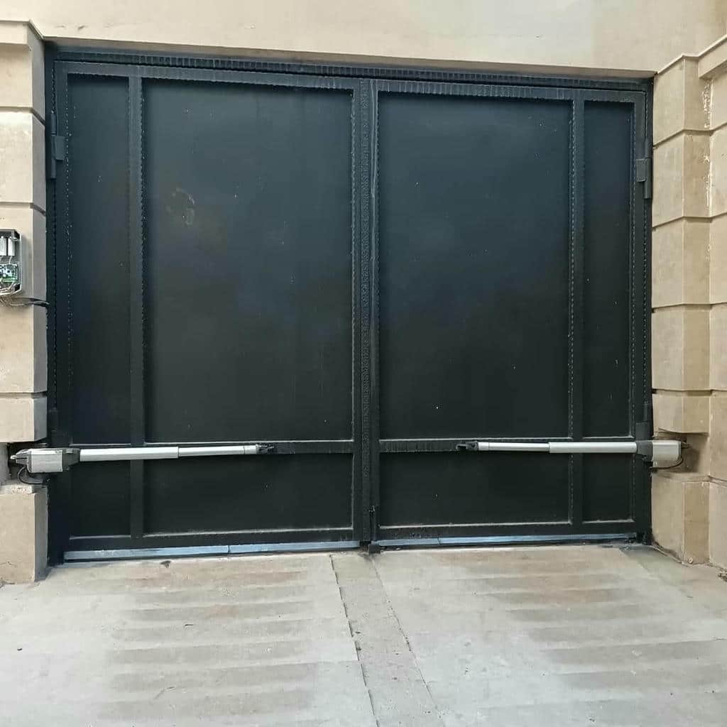 جک درب پارکینگ در مشهد نصب شده روی درب قدیمی بازسازی شده