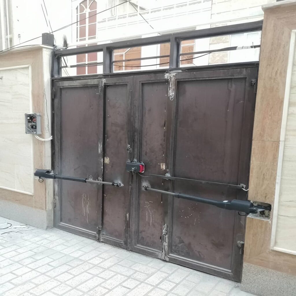 جک درب پارکینگ در گرگان نصب شده روی درب فلزی دو لنگه