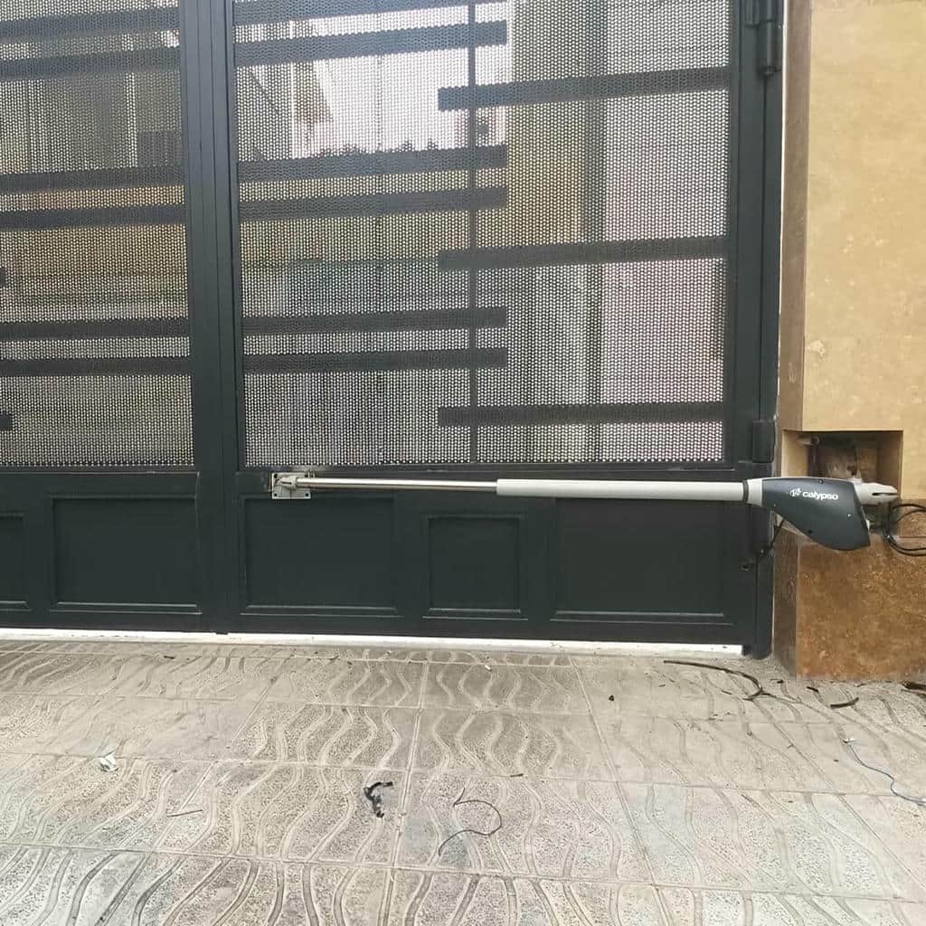 جک درب پارکینگ در استان قم با قفل برقی برای حفظ حریم ورودی