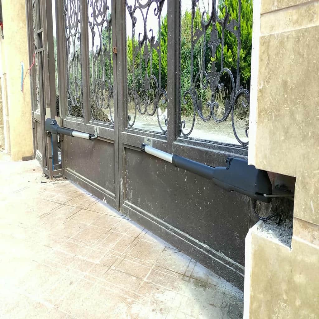 جک درب پارکینگ در بندرعباس نصب شده روی درب فلزی ساختمان