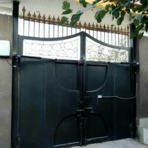 جک درب پارکینگ در تهران با بازوی فلزی برای کنترل ورودی ساختمان