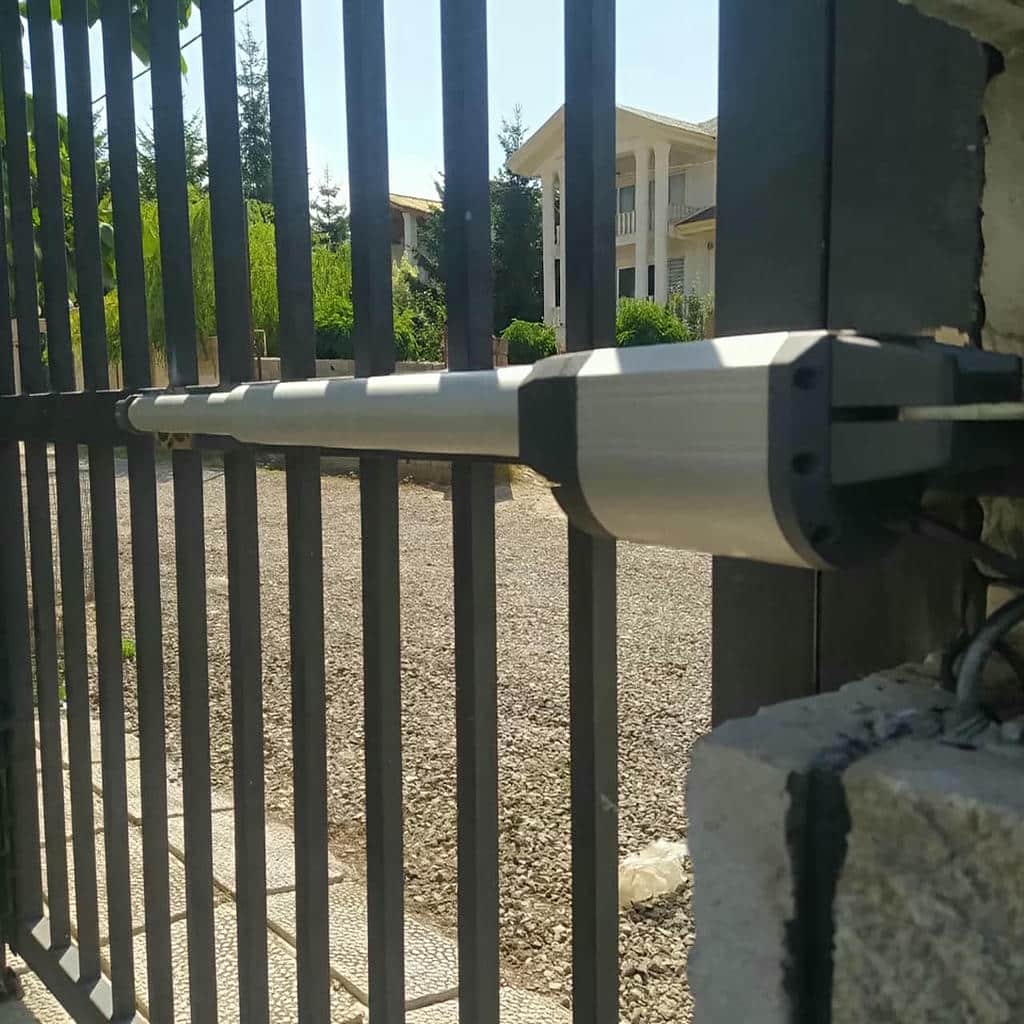 جک درب پارکینگ در رشت نصب شده روی درب فلزی دو لنگه بزرگ