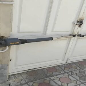 اپراتور درب پارکینگ در مرحله بررسی کیفیت متریال