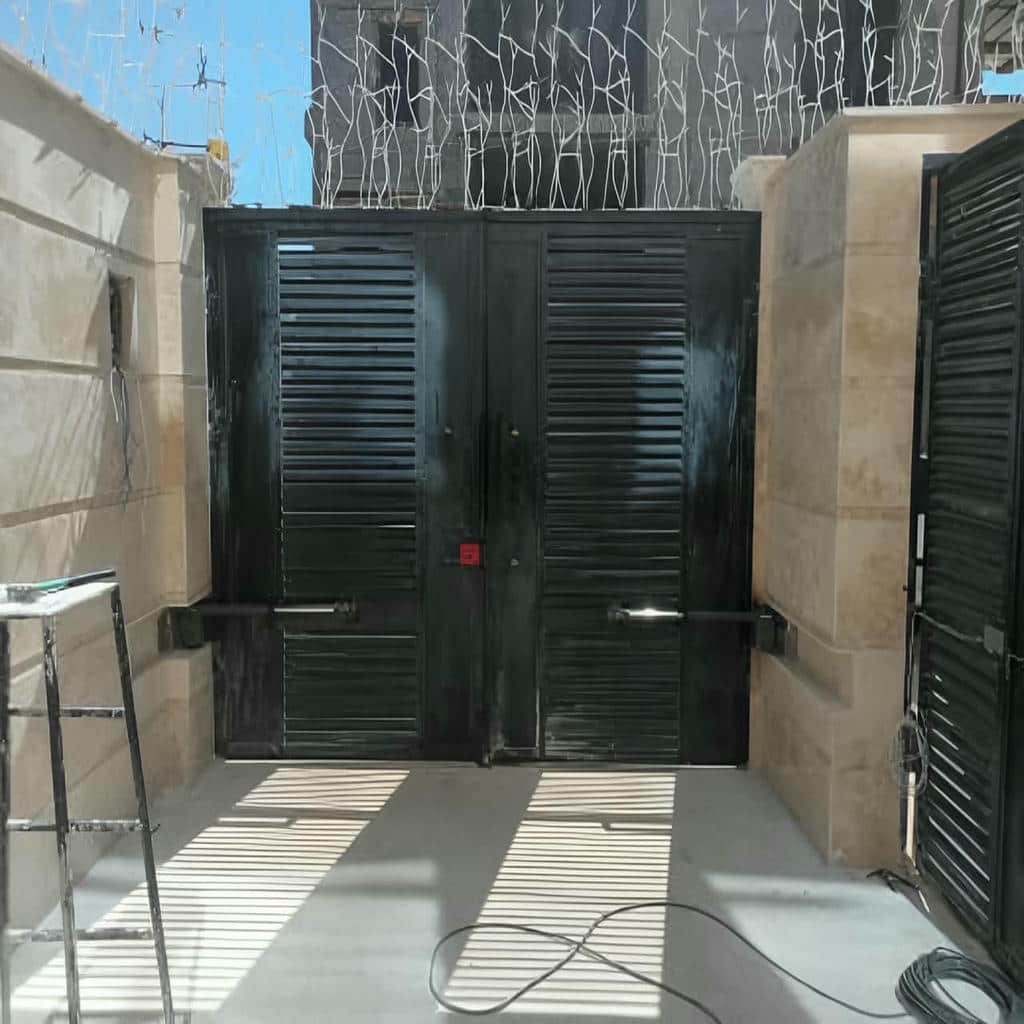 جک پارکینگ ایرانی در مرحله بررسی موتور و گیربکس جک پارکینگ ایرانی در مرحله بررسی موتور و گیربکس