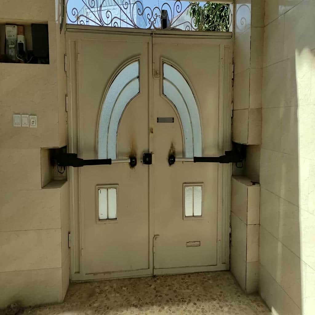 جک درب پارکینگ در استان مرکزی با بازوی فلزی برای کنترل ورودی