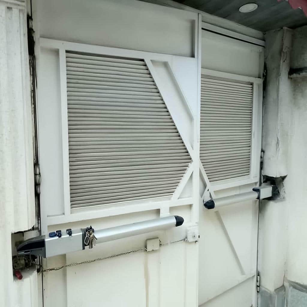 جک درب پارکینگ در یزد با بازوی فلزی برای کنترل ورودی ساختمان