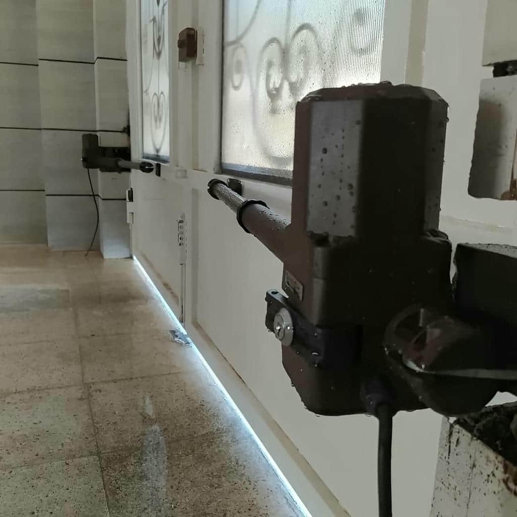 جک درب پارکینگ در کرج با بازوی فلزی برای کنترل ورودی ساختمان