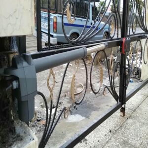 جک درب پارکینگ در استان قزوین با بازوی فلزی برای کنترل ورودی ساختمان
