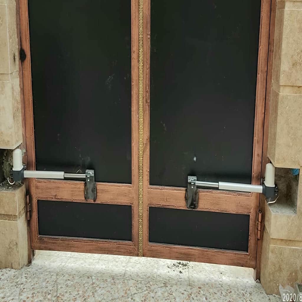 جک درب پارکینگ در استان خراسان رضوی نصب شده روی درب دو لنگه