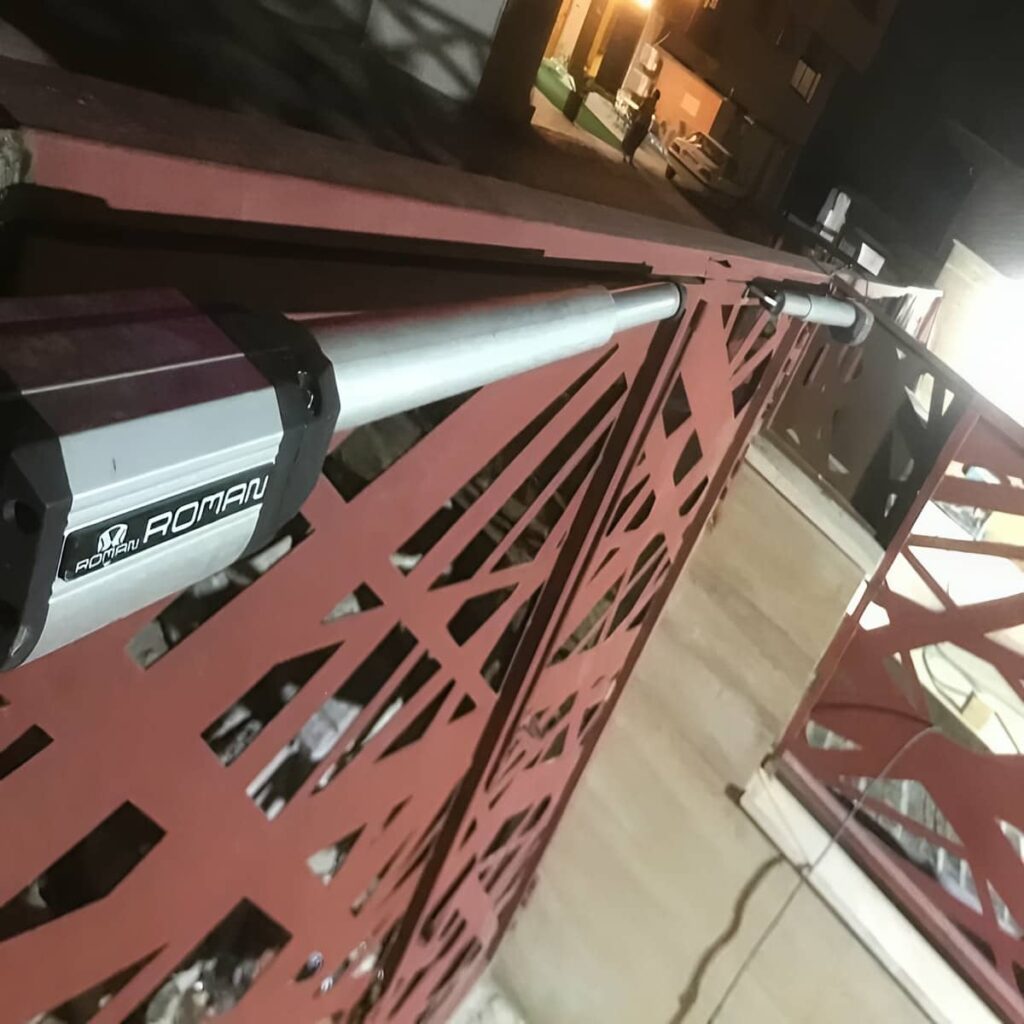 جک پارکینگ ایرانی نصب شده روی درب لولایی ساده جک پارکینگ ایرانی نصب شده روی درب لولایی ساده