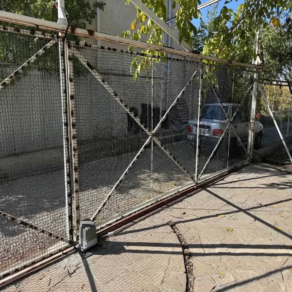 جک درب پارکینگ در کرمان با قفل ورودی برای حفظ حریم ساختمان