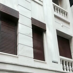کرکره برقی در بجنورد با موتور نصب شده برای ورودی پارکینگ