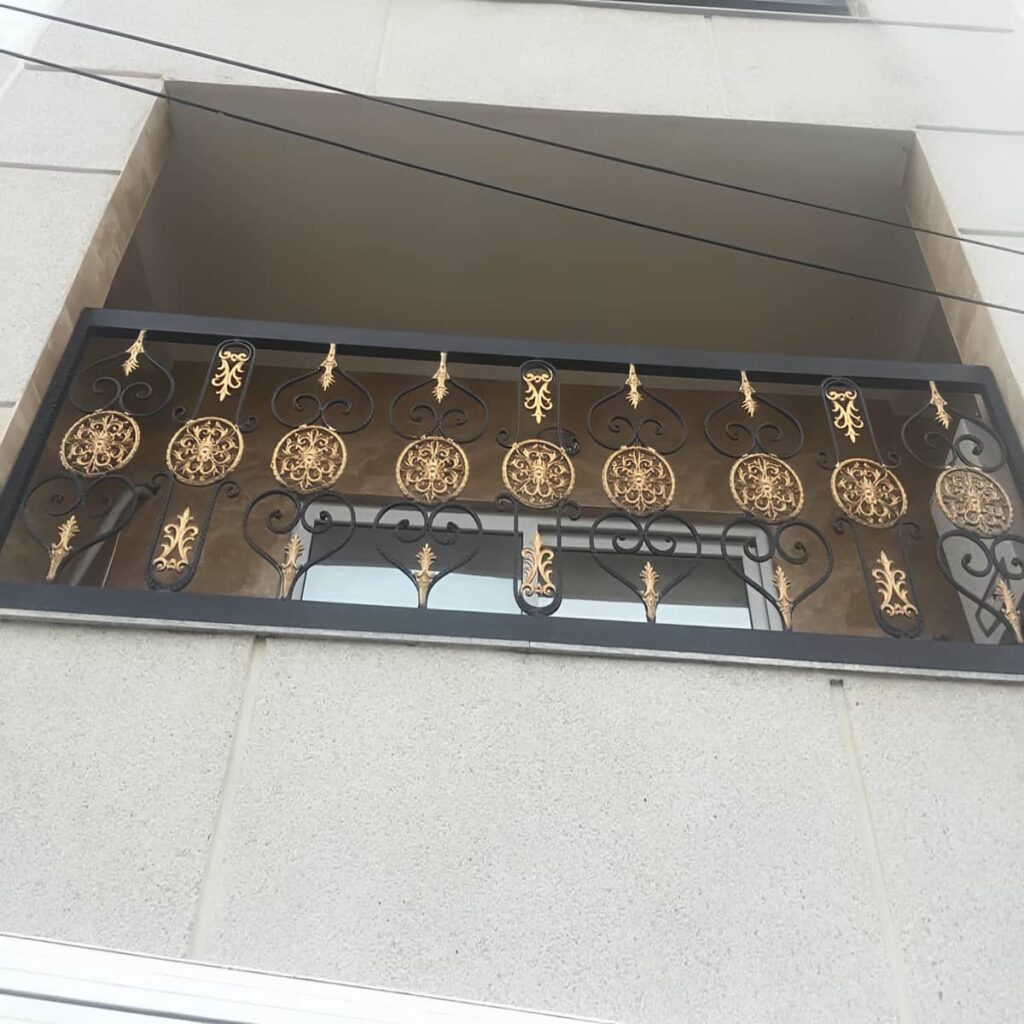 جان پناه بالکن با پوشش مقاوم و اتصالات منظم