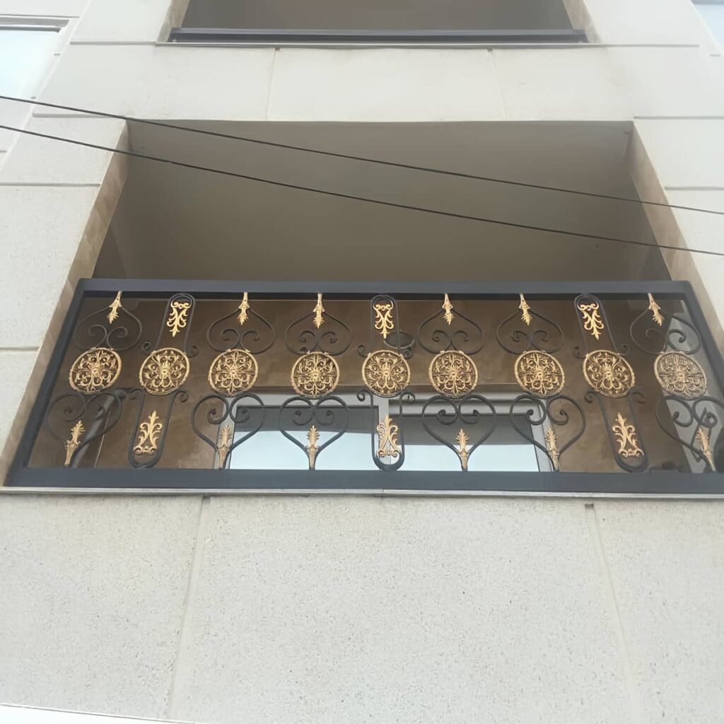 هندریل راه پله نصب شده کنار پاگرد با پایان کار مرتب
